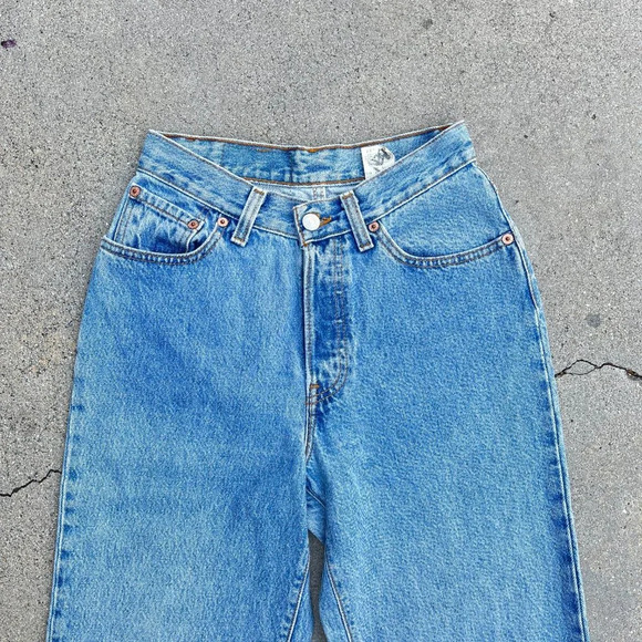 Vintage 90s Medium Wash Red Tab Levi's. Made in USA. 25"W - Picture 2 of 8